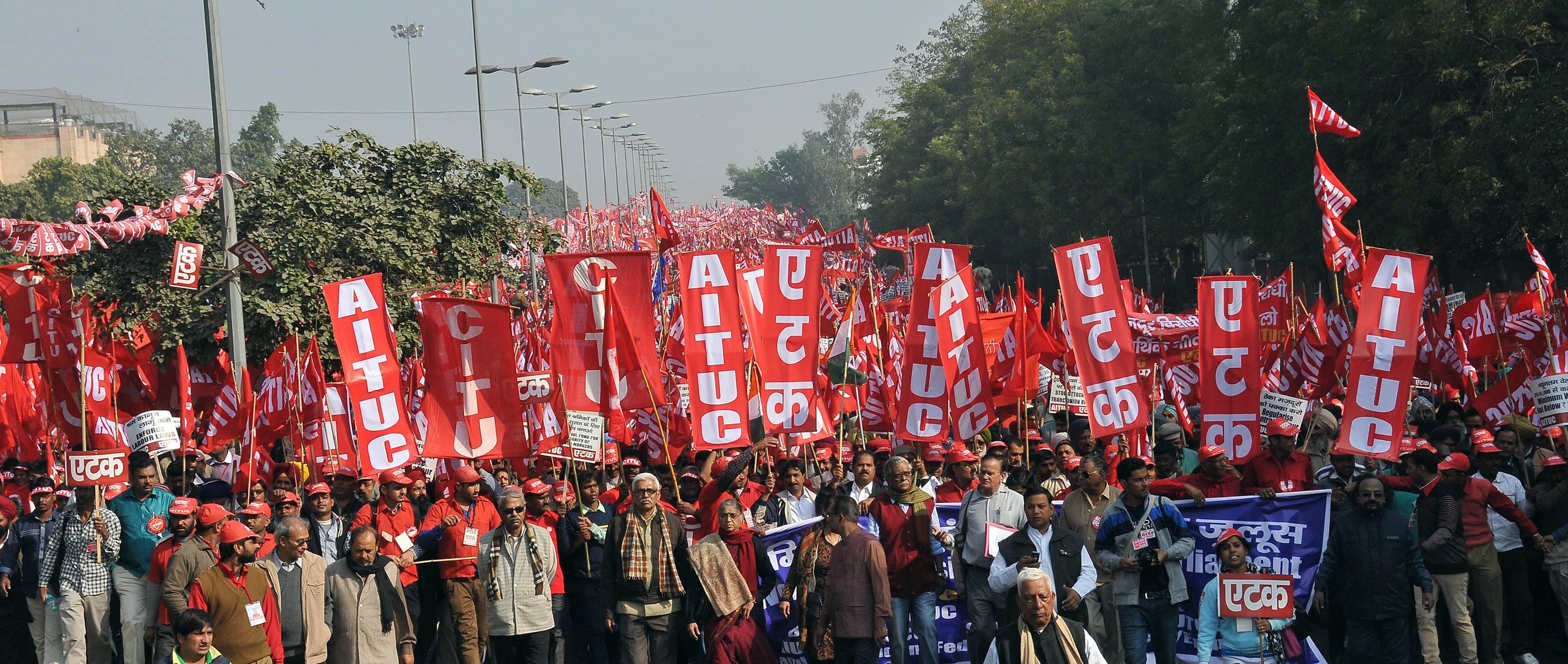 Thousands of workers from all across India marched towards parliament on Thursday, demanding decent wages, implementation of labour laws and containing price rise. At the call of 11 central trade unions (Led by CITU and AITUC) the mammoth demonstration warned the government to end inaction and indifference to workers’ demands